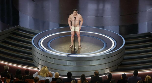 Presentatore nudo agli Oscar, chi è John Cena e cosa è successo. Il video