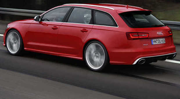 La nuova Audi RS wagon in velocità sulle autostrade tedesche