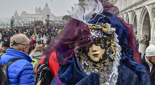 Carnevale di Venezia, boom di lavoratori in nero alle feste vip. La denuncia della Cgil: «Ecco chi sono le persone più sfruttate»