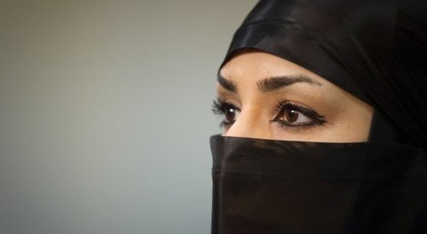 Indossa il niqab per camuffarsi e tradire la moglie: ma finisce nei guai. Ecco perché