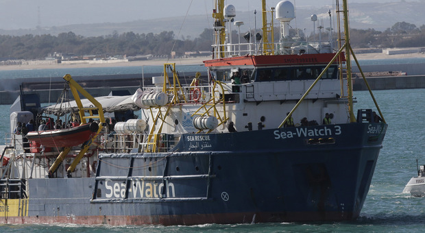 Coronavirus, tra i migranti salvati da Sea Watch 28 positivi: in quarantena al largo di Porto Empedocle