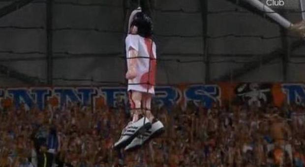 Marsiglia choc, manichino impiccato in campo: nel mirino l'ex Valbuena. Il club rischia grosso