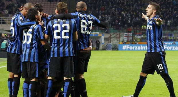 Il Napoli vince, la Fiorentina pareggia L'Inter trova 4 gol e vola sola in vetta