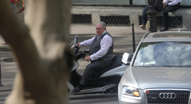 Gerard Depardieu ubriaco in scooter a Parigi, fermato dagli agenti: «Preferisco Putin»