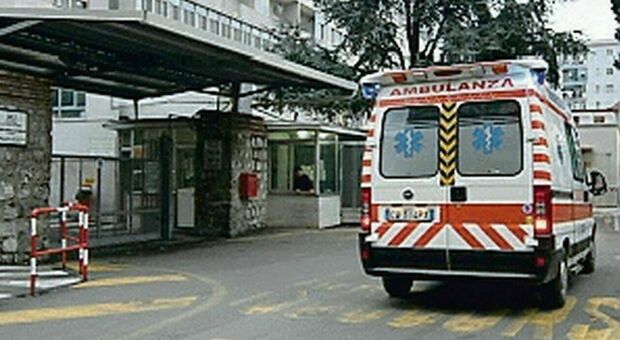 Il pronto soccorso è chiuso per sanificazione Covid: un paziente in attesa muore stroncato da infarto
