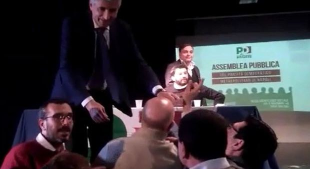 L'assemblea del Pd Napoli finisce in rissa: interviene la polizia