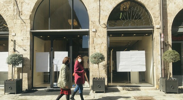 Zona rossa addio, a Perugia i negozi si preparono a riaprire «Non vediamo davvero l'ora»