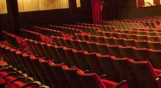 Ragazzini gratis al cinema per fare sesso: il locale era diventato un'alcova