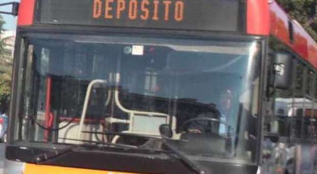 Roma, autista della linea Atac 44 litiga al telefono con una donna: fa scendere i passeggeri e va via con il bus