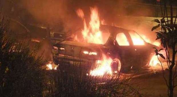 L'auto a fuoco nella notte a Recanati