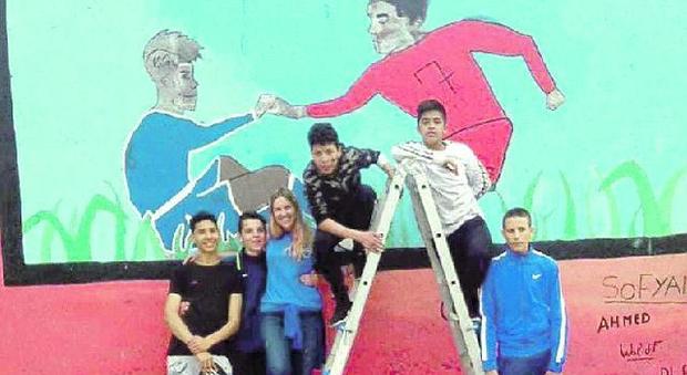 L'inno alla solidarietà nel murale degli studenti delle medie