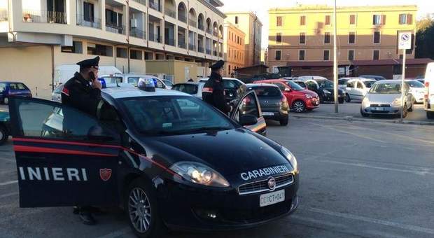 Molesta i passanti a Civitavecchia: i carabinieri lo bloccano usando spray urticante