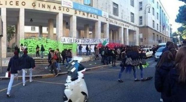 Roma, flash mob al Giulio Cesare: ​un tricolore di messaggi contro i tagli