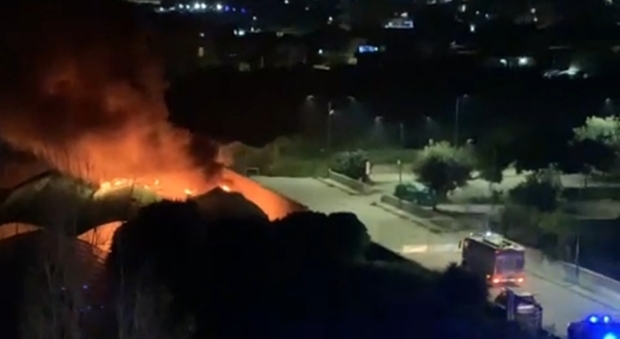 Serra va a fuoco: paura nella zona periferica di Torre del Greco
