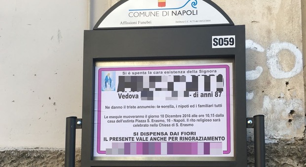 Affissioni funebri a Napoli, l’appello del consigliere: «Fermate le multe»