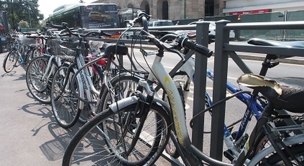 L'11 settembre verranno rimosse le bici parcheggiate sulle transenne della stazione