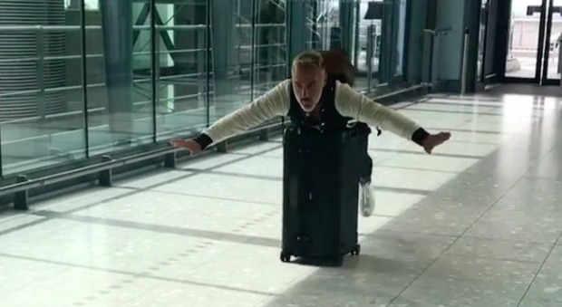 Gianluca Vacchi come Superman: «vola» a Parigi sulla sua valigia