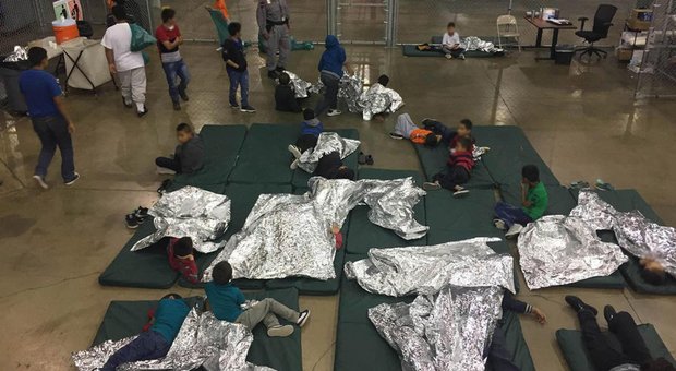 Il pianto disperato dei bimbi migranti separati dai genitori. Bufera su Trump. L'Unicef: «Straziante»