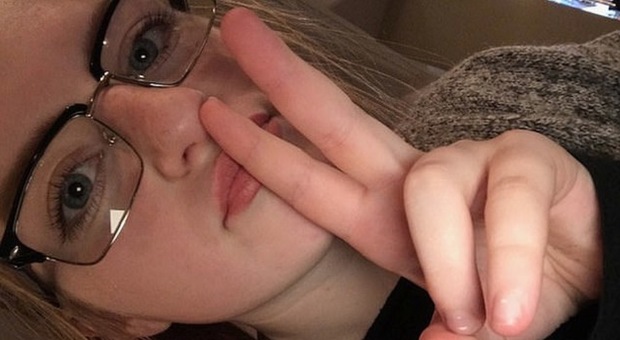 Posta foto senza ricevere like, ragazza si uccide. La madre: «Vietare i social agli under 16»