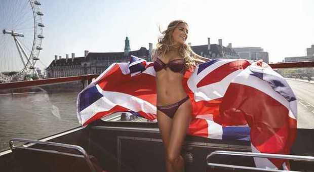 Sylvie Meis super-sexy: la sfilata in intimo è per le strade di Londra