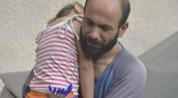 Il profugo vende penne con la figlia in braccio. Lo fotografano e gli arrivano 100mila euro