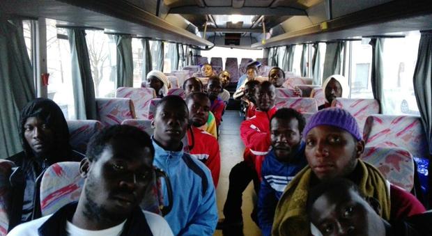 Roccaraso, centro di accoglienza senza fogne: i migranti bloccano bus per farsi portare via