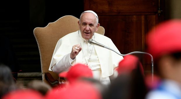 Papa Francesco, l'appello ai giovani: «Siate fecondi, non zitelloni»