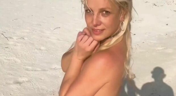 Britney Spears hot su Instagram, il gioco delle ombre scatena i fan e lei chiude i commenti