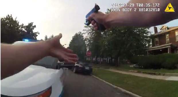 Usa, agente uccide ragazzo nero disarmato: i video choc diffusi dalla polizia