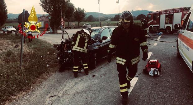 Auto contro scooter, che poi si incendia: un morto a Cerro di Marsciano