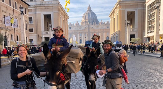 Bordeaux-Roma a piedi con due asini: otto mesi in viaggio per vedere il Papa