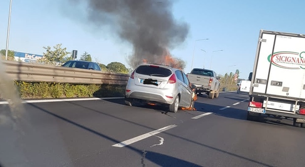 Auto a fuoco sulla Pontina ad Aprilia, strada paralizzata