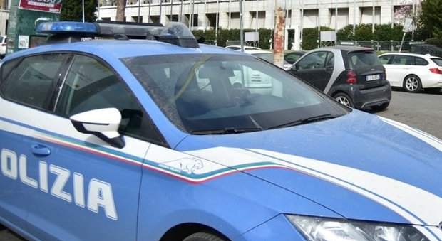 Roma, si fingono carabinieri, fermano coppia di turisti in auto e si fanno dare i soldi