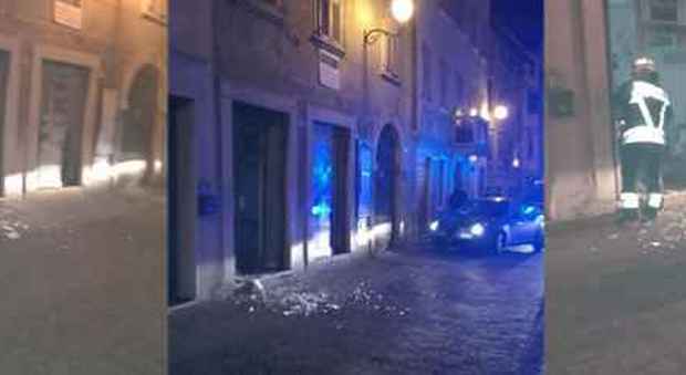 Bomba carta esplode nella sede Lega ad Ala, in Trentino. Salvini accusa gli anarchici