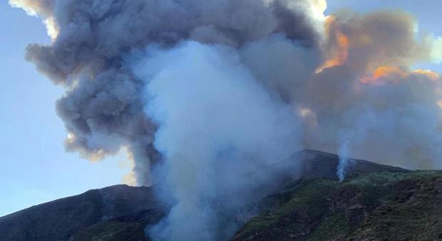 Eruzione Stromboli, cos'è successo. L'Ingv: «Oltre venti esplosioni, colonna eruttiva alta 2 km»