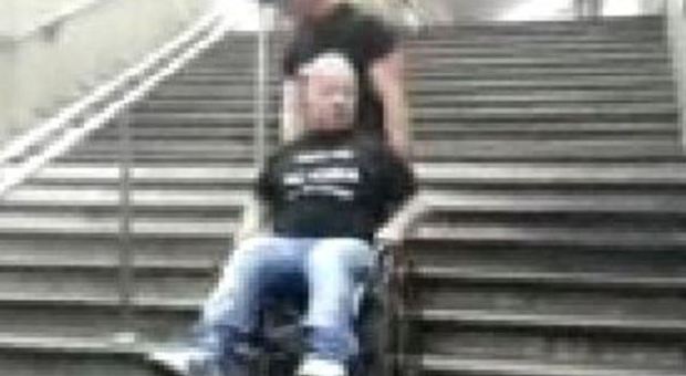 Claudio, disabile, costretto a uscire dalla stazione Spagna trascinato dagli amici