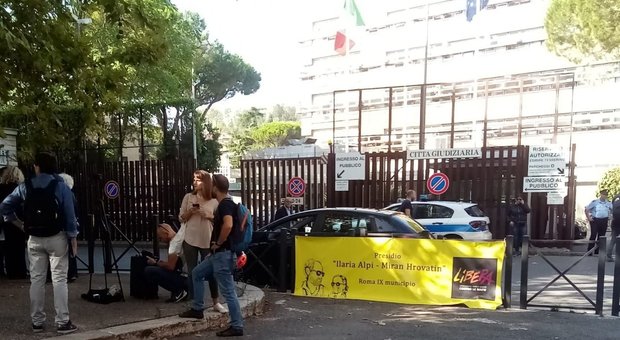 «No all'archiviazione del caso Ilaria Alpi». Sit-in di protesta davanti al Tribunale