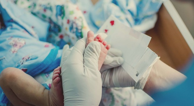 Sma, la malattia genetica rara che uccide i bambini: Lazio e Toscana le prime regioni d'Italia per lo screening neonatale