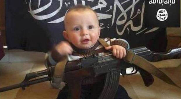 Isis choc, bimbo posa con un kalashnikov in mano: la foto su twitter indigna il web