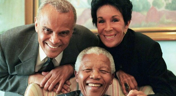 Harry Belafonte (a sinistra) e la moglie insieme a Nelson Mandela nel 1999