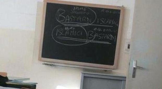 Sulla lavagna a scuola compare la scritta «Bastardi islamici»