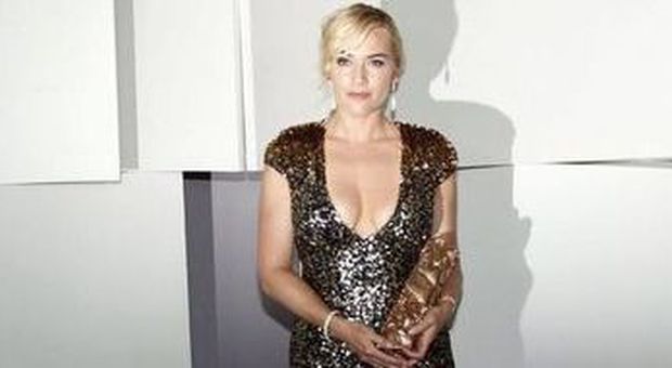 Kate Winslet, scollatura hot per la premiazione dei Cesar