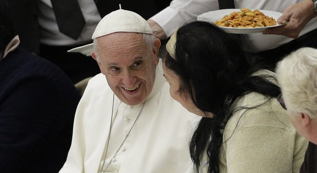 Papa Francesco, domenica con i poveri: «L'indifferenza è il grande peccato»