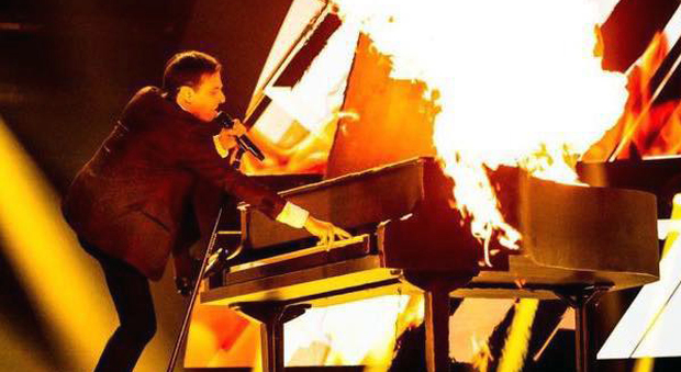 Sorgentone infiamma il pianoforte durante il concerto, il fuoco spento con gli estintori