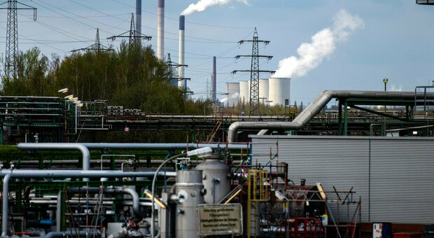 Petrolio e gas russi, intesa Usa-Europa per l’uscita graduale: si muoveranno per primi i Paesi meno esposti