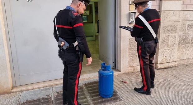 Minaccia i carabinieri in caserma con una bombola di gas: arrestato
