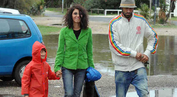 Giorgia, pomeriggio al mare in famiglia con Manuel e il figlio