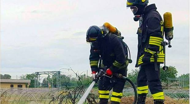 Incendio campo rom, il vice sindaco: «Fiamme finalmente domate»