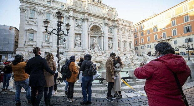 Folla in centro a Roma: chiusa Fontana di Trevi