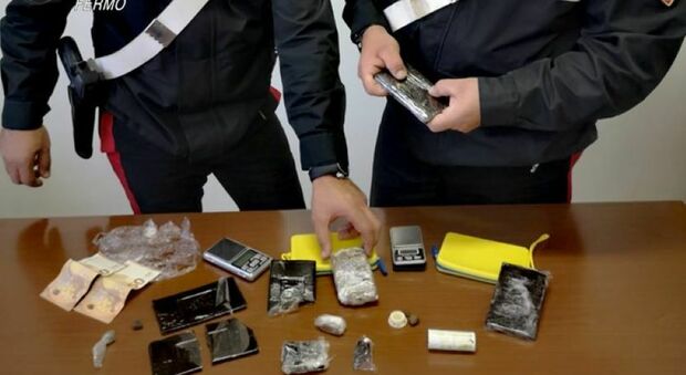 Assortimento di droghe, una raffica di giovani segnalati in tutta la provincia